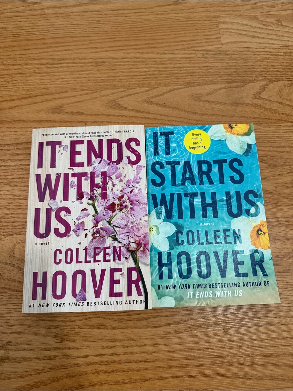 Colleen Hoover Book Bundle - It Ends With Us (Purple) & It Starts With Us (Blue)
